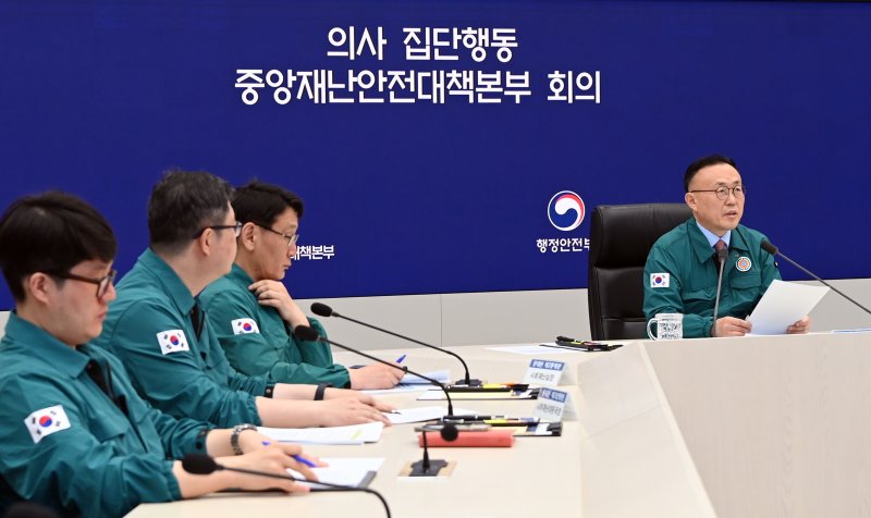 정부, 코로나19 환자 증가로 예방접종기간 6월까지 연장