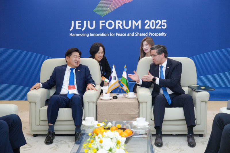 [제주=뉴시스] 오영훈 제주도지사가 제20회 제주포럼이 열리는 제주국제컨벤션센터에서 지난 28~29일 아브두살로모프 알리쉐르 주한우즈베키스탄 대사와 무라바크 알쿠와리 도하포럼 사무총장을 연이어 만나 다양한 분야의 협력 방안을 논의하고 있다. (사진=제주도 제공) 2025.05.30. photo@newsis.com *재판매 및 DB 금지