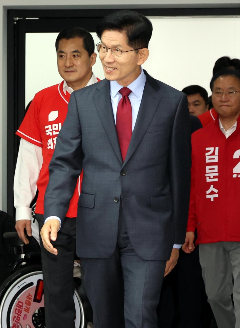 [서울=뉴시스] 조성봉 기자 = 김문수 국민의힘 대선후보가 30일 오전 서울 여의도 중앙당사에서 대국민 호소문을 발표하기 위해 입장하고 있다.2025.05.30. suncho21@newsis.com