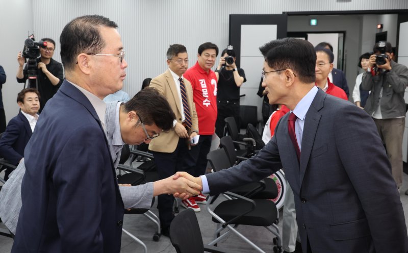 [서울=뉴시스] 조성봉 기자 = 김문수 국민의힘 대선후보가 30일 오전 서울 여의도 중앙당사에서 대국민 호소문 발표를 마치고 선거대책위 관계자들과 악수하고 있다.2025.05.30. suncho21@newsis.com