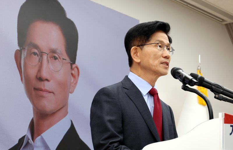 [서울=뉴시스] 조성봉 기자 = 김문수 국민의힘 대선후보가 30일 오전 서울 여의도 중앙당사에서 대국민 호소문을 발표하고 있다. 2025.05.30. suncho21@newsis.com