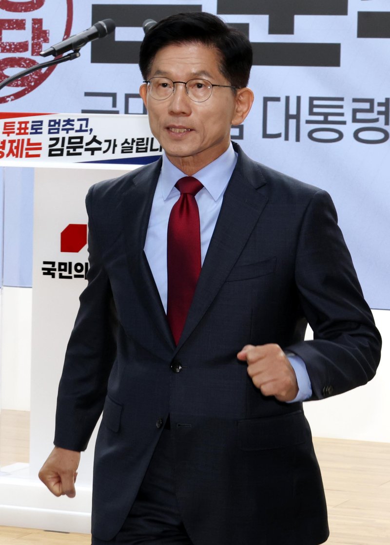 [서울=뉴시스] 조성봉 기자 = 김문수 국민의힘 대선후보가 30일 오전 서울 여의도 중앙당사에서 대국민 호소문 발표를 마치고 이동하고 있다.2025.05.30. suncho21@newsis.com
