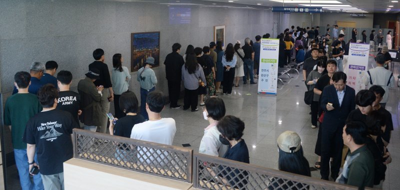 [전주=뉴시스] 김얼 기자 = 제21대 대통령 선거 사전투표 첫날인 29일 전북 전주시 완산구 전북특별자치도청 대회의실에 마련된 사전투표소를 찾은 시민들이 투표를 하기 위해 줄지어 서 있다. 2025.05.29. pmkeul@newsis.com