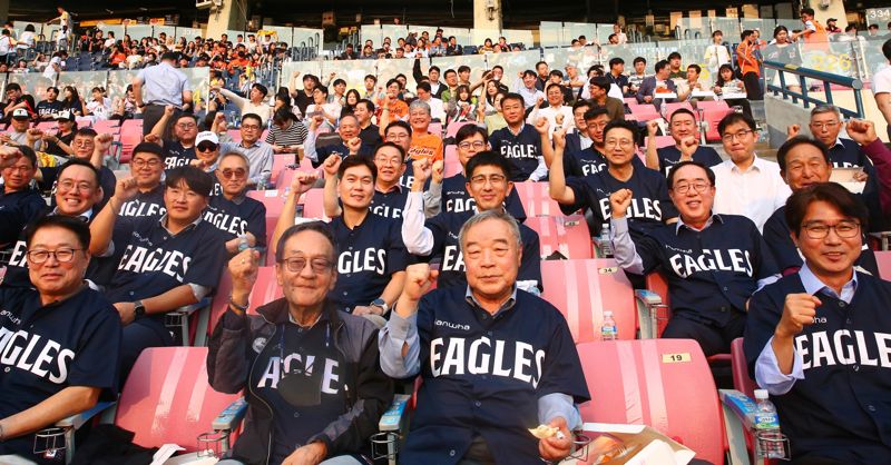 한화 건설부문 김승모 대표이사(두번째줄 왼쪽 네번째)와 협력사 대표들이 포즈를 취하고 있다. 한화 제공