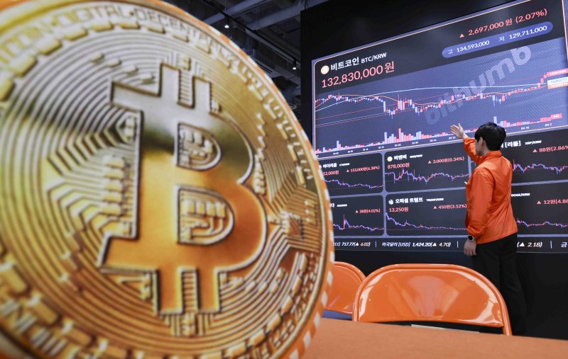 [서울=뉴시스] 29일(현지 시간) CNBC, 월스트리트저널에 따르면 SEC는 세계 최대 암호화폐 거래소 바이낸스와 창업자 창펑 자오를 상대로 제기한 소송을 공식 취하했다. 소송 기각은 양측 변호인단의 공동 요청으로 이뤄졌다. 사진은 서울 강남구 빗썸 라운지 전광판에 비트코인 시세가 나오고 있는 모습. 2025.05.30.