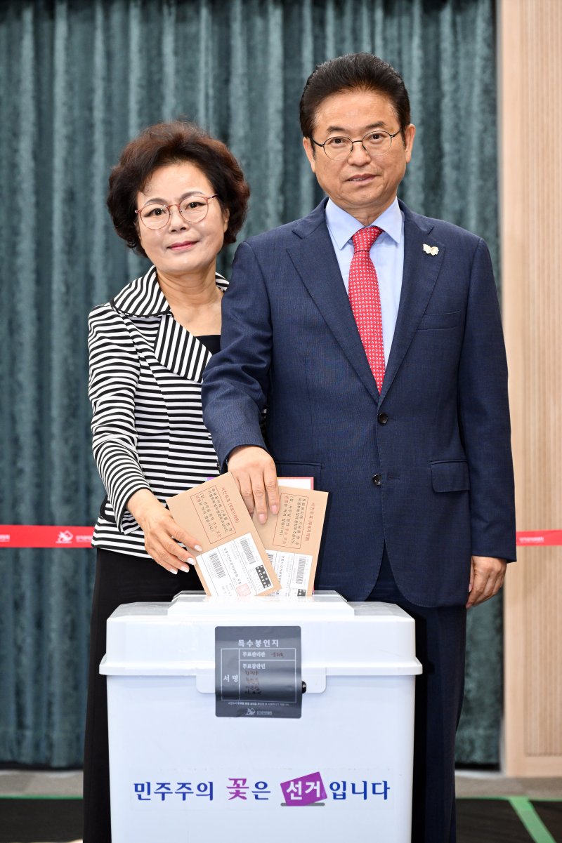 [안동=뉴시스] 이철우 경북지사와 부인 김재덕 여사가 제21대 대통령 선거 사전투표 첫날인 29일 예천군 호명읍 사전투표소에서 투표하고 있다. (사진=경북도 제공) 2025.05.29. photo@newsis.com *재판매 및 DB 금지