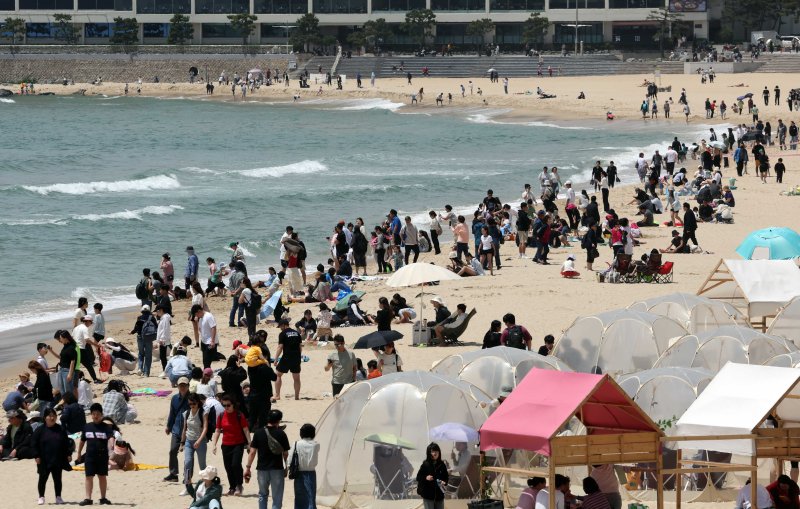 [부산=뉴시스] 하경민 기자 = 휴일인 18일 부산 해운대구 해운대해수욕장을 찾은 시민과 관광객들이 나들이를 즐기고 있다. 2025.05.18. yulnetphoto@newsis.com