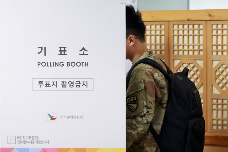 '사전투표소 촬영 안 돼'…제지에 투표지 찢은 60대