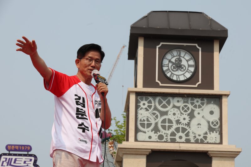 [가평=뉴시스] 고승민 기자 = 김문수 국민의힘 대선 후보가 30일 경기 가평 청평시계탑 광장에서 유세를 하고 있다. 2025.05.30. kkssmm99@newsis.com