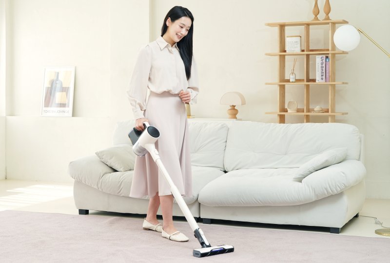 [서울=뉴시스]LG전자가 AI로 고객의 사용 패턴을 분석해 청소기의 흡입력을 알아서 조절해 주는 무선청소기 'LG 코드제로 오브제컬렉션 A9 AI'을 출시했다. (사진 = 업체 제공) 2025.04.30. photo@newsis.com *재판매 및 DB 금지