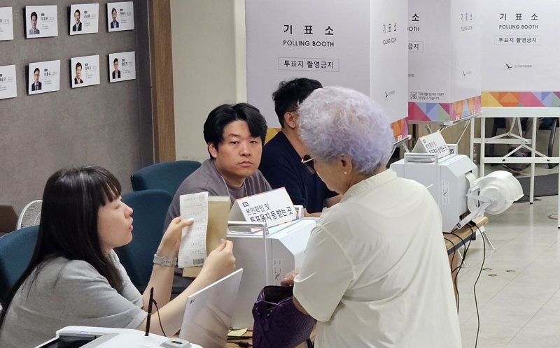 제21대 대통령 선거 사전 투표 둘째날인 30일 전북 전주시 완산구청 4층 회의실에 마련된 사전투표소에서 한 유권자가 투표용지를 받고 있다. 2025.5.30/뉴스1 ⓒ News1 유경석 기자