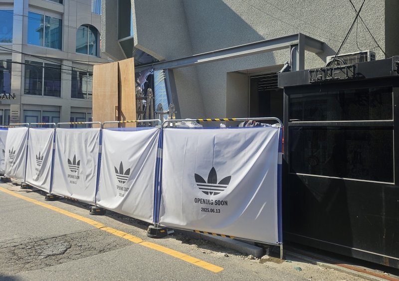 [서울=뉴시스] 이현주 기자=글로벌 스포츠 브랜드 아디다스(Adidas)가 서울 도산공원 인근에 올해 두 번째 플래그십 스토어를 연다. 2025.05.30. juicy@newsis.com *재판매 및 DB 금지