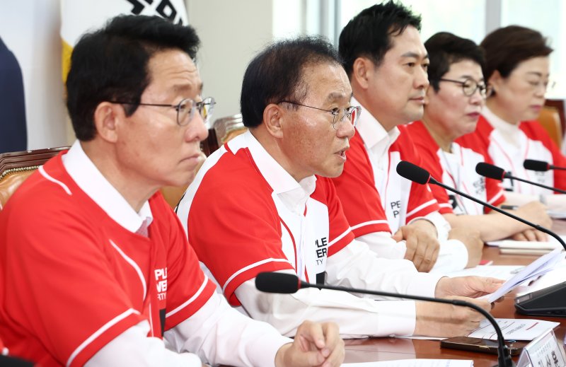 윤재옥 국민의힘 총괄선거대책본부장(왼쪽 두번째)이 27일 오전 서울 여의도 국회에서 열린 선거대책본부 본부장단 회의에서 모두 발언을 하고 있다. 2025.5.27/뉴스1 ⓒ News1 김민지 기자