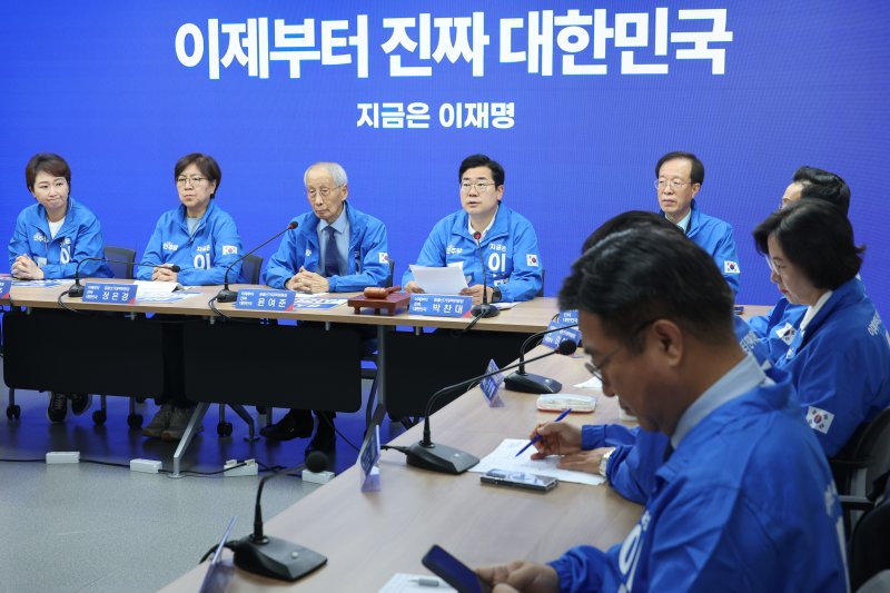 박찬대 더불어민주당 총괄선거대책위원장이 30일 서울 여의도 중앙당사에서 열린 중앙선거대책위원회의에 참석해 모두 발언하고 있다. 2025.5.30/뉴스1 ⓒ News1 안은나 기자