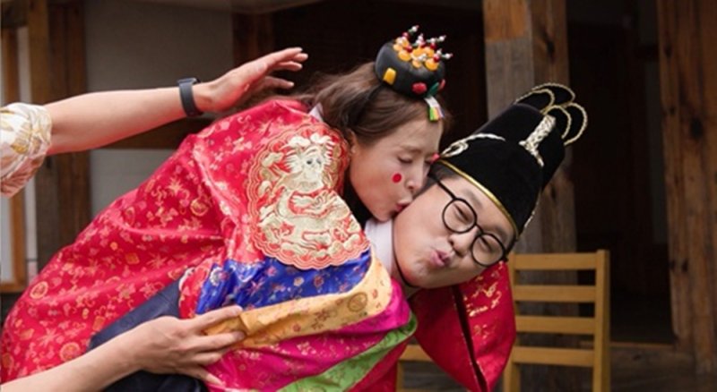 지상렬♥신지, 핑크빛 기류…전통 혼례식·볼 뽀뽀