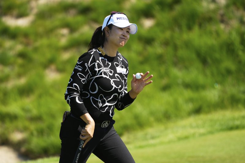 [에린=AP/뉴시스] 김아림이 29일(현지 시간) 미 위스콘신주 에린의 에린힐스에서 열린 미국여자프로골프(LPGA) 투어 제80회 US여자오픈 첫날 16번 홀에서 버디를 기록한 후 갤러리에 화답하고 있다. 김아림은 4언더파 68타로 임진희 등과 함께 공동 선두에 이름을 올렸다. 2025.05.30.