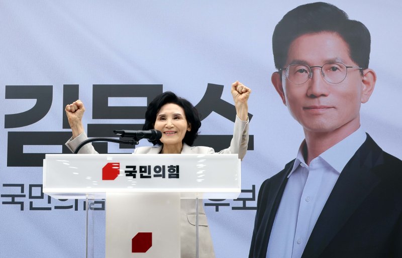 "저와 가족 지킨 훌륭한 사람" 아내 비하 논란 유시민에 金 나섰다
