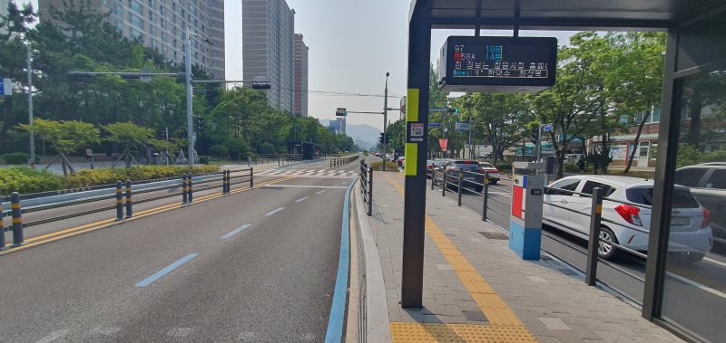 [창원=뉴시스] 강경국 기자 = 경남 창원시 시내버스 노사의 2차·3차 조정이 최종 결렬돼 28일 시내버스 9개사 669대 운행이 중단된 가운데 창원시가 비상수송대책으로 전세버스와 관용버스, 임차택시를 투입해 운영에 들어갔으나 버스전용차로가 한산한 모습을 보이고 있다. 2025.05.28. kgkang@newsis.com