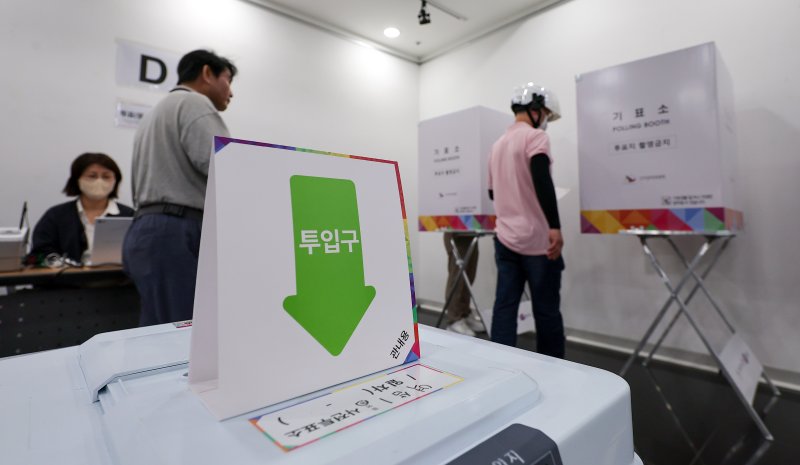 제21대 대통령 선거 사전 투표 첫날인 29일 오전 서울 강남구 역삼1동 주민센터에 마련된 사전투표소에서 유권자들이 투표하기 위해 기표소로 향하고 있다. 2025.5.29/뉴스1 ⓒ News1 김성진 기자