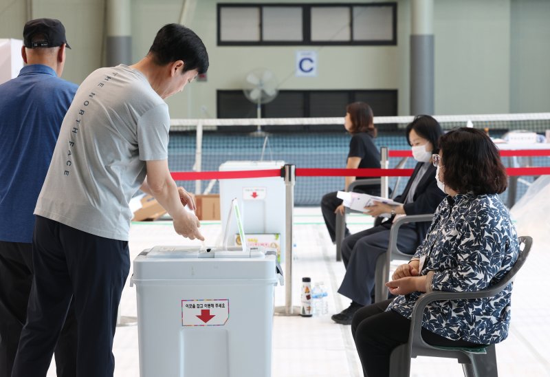 제21대 대통령선거 사전투표 둘째 날인 30일 오전 경기 수원시 권선구 정현중보들테니스센터에 마련된 사전투표서에서 시민들이 사전투표를 하고 있다. 2025.5.30/뉴스1 ⓒ News1 김영운 기자
