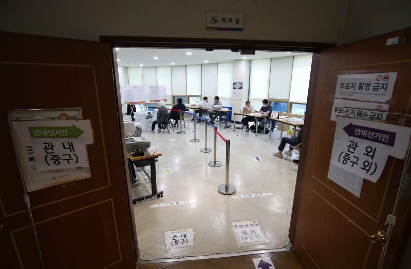 21대 대통령선거 사전투표 둘째날인 30일 오전 대구 중구 선거관리위원회 2층 회의실에 마련된 사전투표소가 유권자의 발길이 뜸해 한산한 모습이다. 대구는 이번 대선 사전투표 기간 전국에서 가장 낮은 투표율을 보이고 있다. 2025.5.30/뉴스1 ⓒ News1 공정식 기자