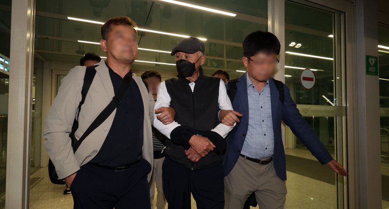 [인천공항=뉴시스] 김선웅 기자 = 해외도피로 조세포탈 재판에 불출석한 대주그룹 허재호 전 회장이 강제 구인 절차로 송환돼 27일 인천국제공항을 통해 귀국, 압송되고 있다. 2025.05.27. mangusta@newsis.com