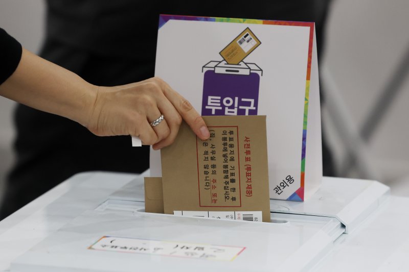 경찰, 남편 신분증으로 대리투표한 60대 선거사무원 검거