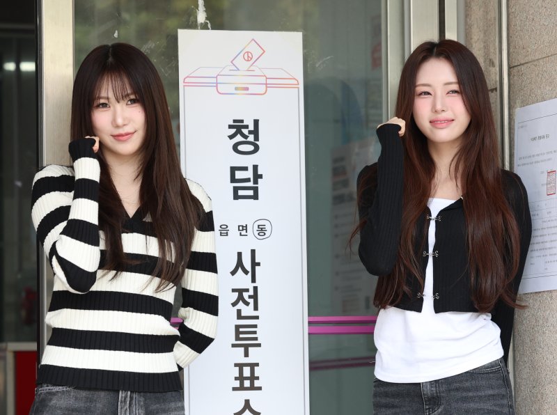 이프아이 태린·원하연, 사전 투표 참여 완료…검은 의상으로 독려