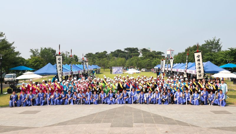정용래 유성구청장과 참가자들이 유성단오제 및 한마음 풍물대동제 기념촬영 하고 있다.(유성구 제공 .재판매 및 DB금지)/뉴스1