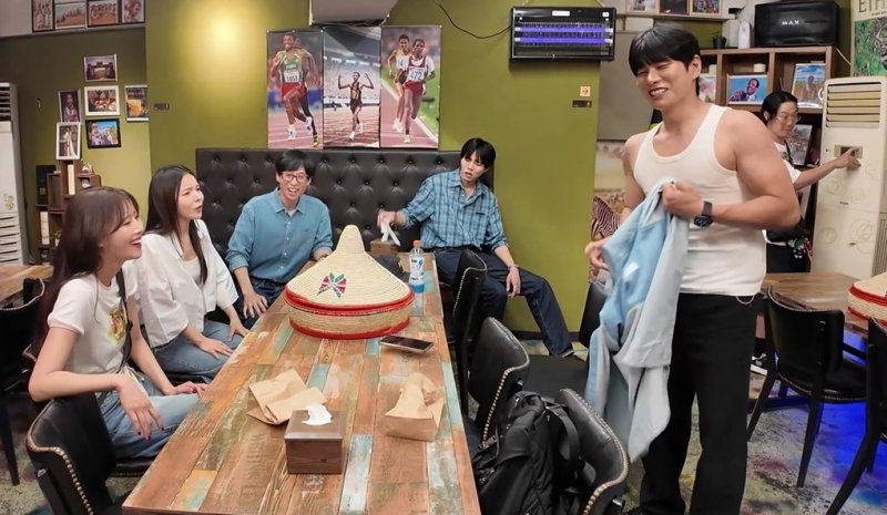 '놀뭐' 이이경, 충격 면치기에 이어 어글리 상의 탈의…원성 폭발