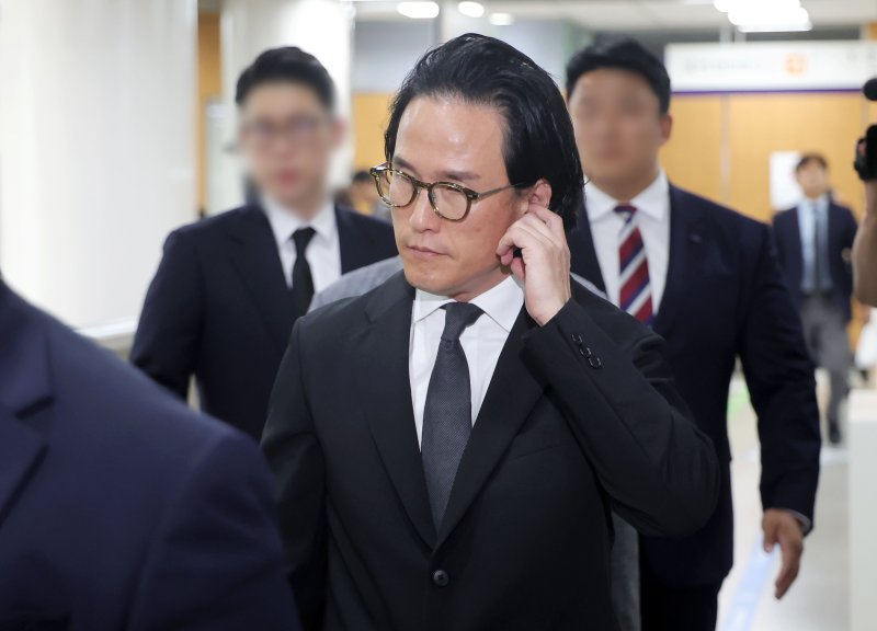 [서울=뉴시스] 홍효식 기자 = 조현범 한국앤컴퍼니그룹 회장이 지난 29일 오후 서울 서초구 서울중앙지방법원에서 열린 200억대 횡령·배임 혐의 관련 선고 공판에 출석하고 있다. 2025.05.29. photo@newsis.com