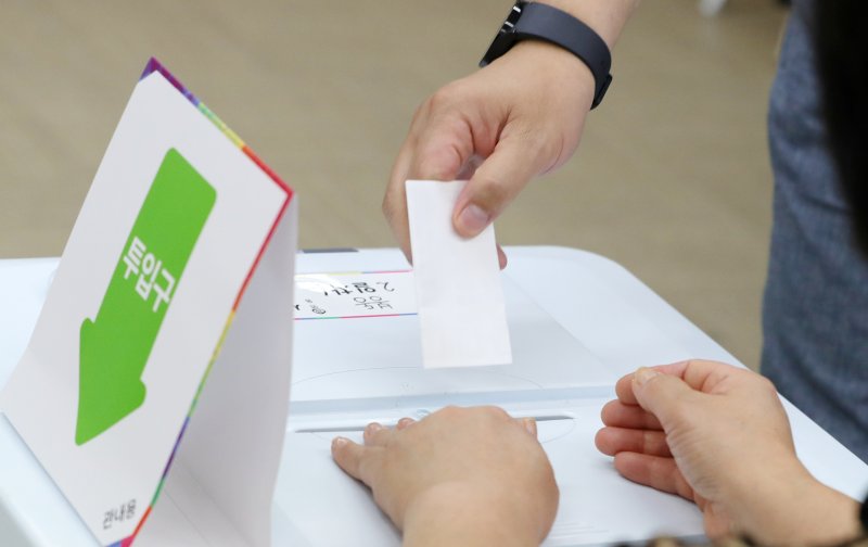 제21대 대통령 선거 사전투표 둘째 날인 30일 전북 완주군 봉동읍행정복지센터에 마련된 사전투표소에서 한 유권자가 투표를 하고 있다. 2025.5.30/뉴스1 ⓒ News1 유경석 기자