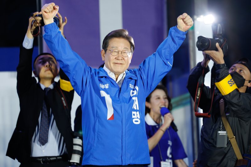 이재명 더불어민주당 대통령 후보가 제21대 대통령선거 사전투표 첫날인 29일 오후 서울 관악산으뜸공원에서 유세를 마친 뒤 인사하고 있다. 2025.5.29/뉴스1 ⓒ News1 안은나 기자