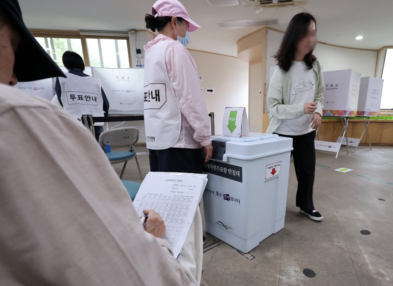 제21대 대통령 선거 사전 투표 둘째 날인 30일 오전 서울 서대문구 구 신촌동 주민센터에 마련된 신촌동 사전투표소에서 참관인이 사전투표자 수를 기록하고 있다. 전날 이 투표소에서 투표용지가 외부로 반출되는 일이 발생해 중앙선거관리위원회가 관리부실 책임을 인정하며 대국민 사과문을 발표한 바 있다. 2025.5.30/뉴스1 ⓒ News1 김성진 기자