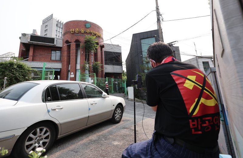 제21대 대통령 선거 사전 투표 둘째 날인 30일 오전 서울 서대문구 구 신촌동 주민센터에 마련된 신촌동 사전투표소에서 부정선거를 주장하는 유튜버들이 스마트폰으로 영상을 촬영하고 있다. 전날 이 투표소에서 투표용지가 외부로 반출되는 일이 발생해 중앙선거관리위원회가 관리부실 책임을 인정하며 대국민 사과문을 발표한 바 있다. 2025.5.30/뉴스1 ⓒ News1 김성진 기자