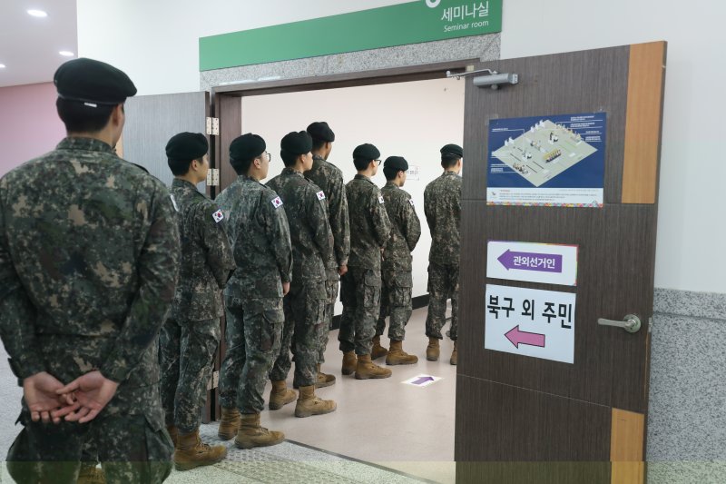 제21대 대통령 선거 사전투표 이틀째인 30일 광주 북구 삼각동 사전투표소인 남도향토박물관 3층에 육군 제31사단 장병들이 투표를 위해 줄 서 있다. 2025.5.30/뉴스1 ⓒ News1 최성국 기자