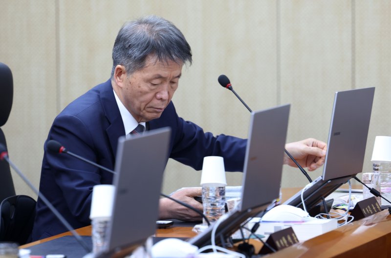 [서울=뉴시스] 홍효식 기자 = 김용원 국가인권위원회 상임위원이 지난 26일 서울 중구 국가인권위원회에서 열린 제11차 전원위원회에 참석하고 있다. 2025.05.26. yesphoto@newsis.com