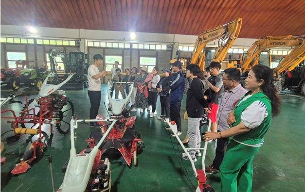 탈북민들이 충남지역에서 진행되는 선도 농가 견학 및 체험 교육에 참여하여 설명을 듣고 있다.(남북하나재단 제공)