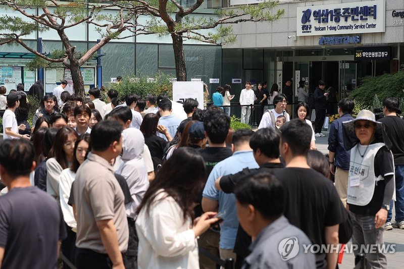 사전투표 이틀 차에도 투표행렬 계속 (출처=연합뉴스)