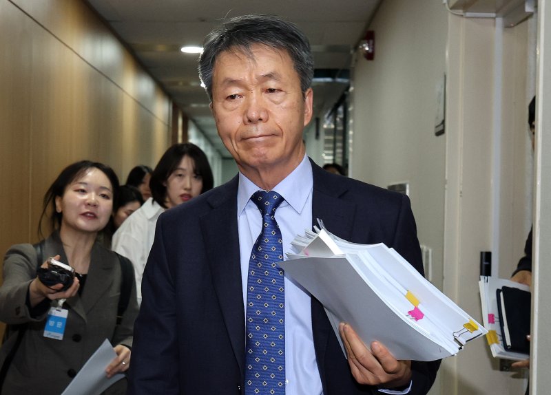 김용원 국가인권위원회 상임위원이 24일 오후 서울 중구 국가인권위원회에서 열린 제7차 전원위원회에 참석하고 있다. 2025.3.24/뉴스1 ⓒ News1 박지혜 기자