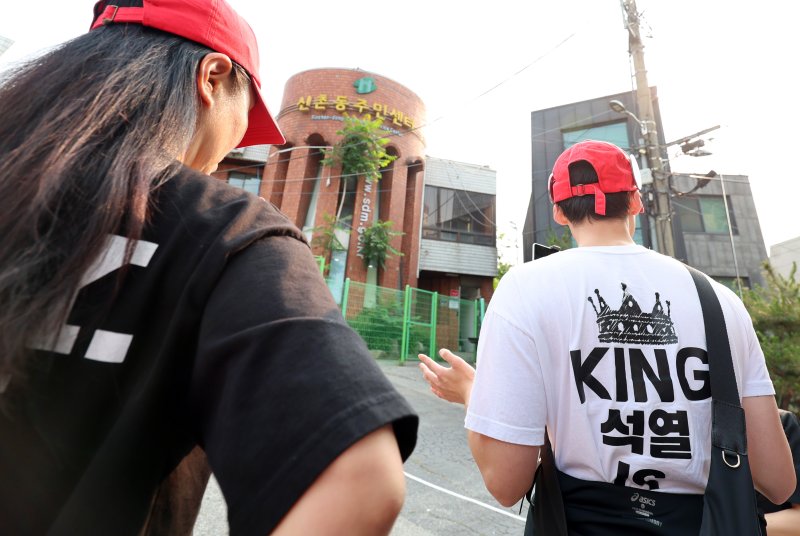 [서울=뉴시스] 이영환 기자 = 제21대 대통령 선거 사전투표 이틀째인 30일 오전 서울 서대문구 구 신촌동주민센터에 마련된 사전투표소 인근에 유튜버들이 대기하고 있다.구 신촌동주민센터에 마련된 사전투표소에서는 전날 투표용지와 회송용 봉투가 외부로 반출되는 일이 발생했으며 중앙선거관리위원회는 관리부실 책임을 인정하는 대국민 사과문을 발표했다. 2025.05.30. 20hwan@newsis.com