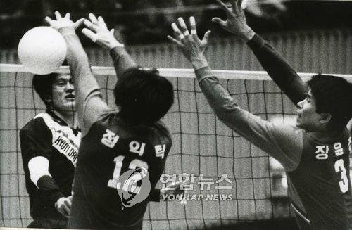 고려증권 선수 시절 블로킹하는 장윤창(오른쪽) (출처=연합뉴스)