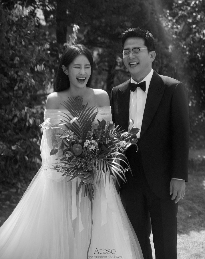 김지민♥김준호 청첩장 공개, 웨딩드레스 입고 백허그 "이제 부부…느낌 알쟈나"