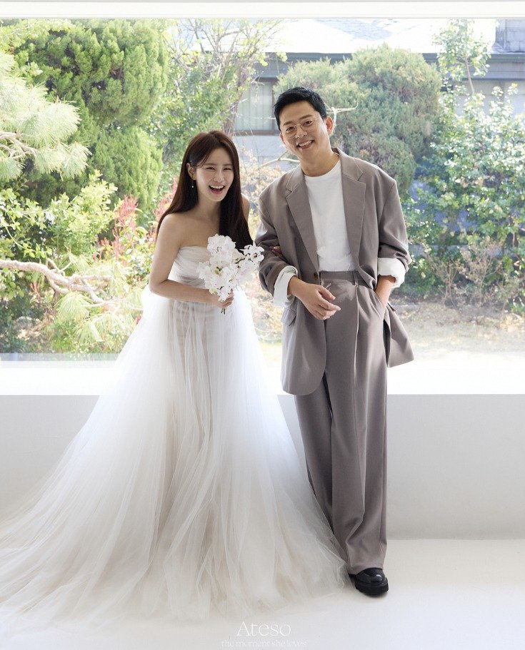 김지민♥김준호 청첩장 공개, 웨딩드레스 입고 백허그 이제 부부…느낌 알쟈나