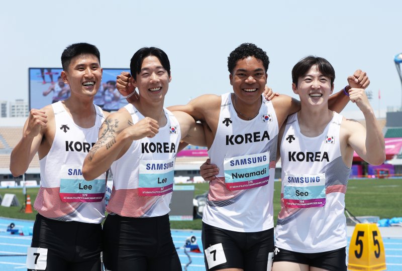 남자 400m 계주에 출전한 한국이 30일 열린 구미 아시아육상선수권 예선에서 1위를 차지한 뒤 기뻐하고 있다. 왼쪽부터 이준혁, 이재성, 나마디 조엘진, 서민준. (대한육상연맹 제공)