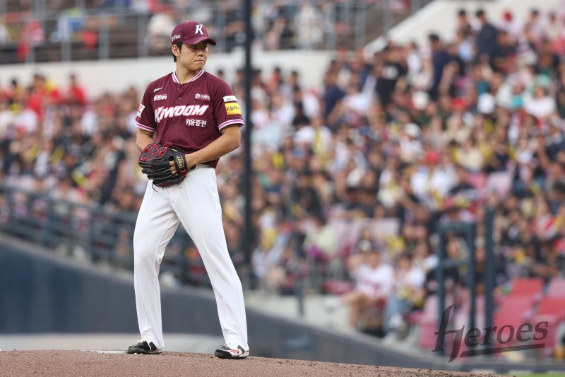 [서울=뉴시스] 프로야구 키움 히어로즈 김윤하가 29일 광주-기아 챔피언스필드에서 열린 2025 신한 쏠뱅크 KBO리그 KIA 타이거즈와의 경기에 선발 등판해 공을 던지고 있다. (사진=키움 히어로즈 제공) 2025.05.29. *재판매 및 DB 금지