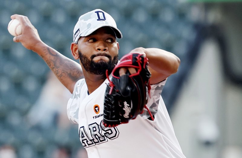 [서울=뉴시스] 김진아 기자 = 지난해 6월20일 서울 송파구 잠실야구장에서 열린 2024 KBO리그 NC 다이노스와 두산 베어스의 경기, 두산 알칸타라가 역투하고 있다. 2024.06.20. bluesoda@newsis.com