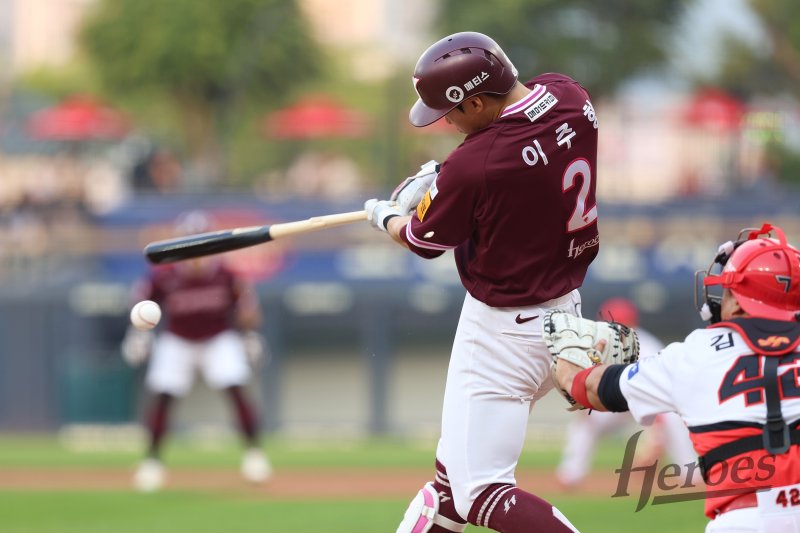 [서울=뉴시스] 프로야구 키움 히어로즈 이주형이 29일 광주-기아 챔피언스필드에서 열린 2025 신한 쏠뱅크 KBO리그 KIA 타이거즈와의 경기에서 안타를 치고 있다. (사진=키움 히어로즈 제공) 2025.05.29. *재판매 및 DB 금지