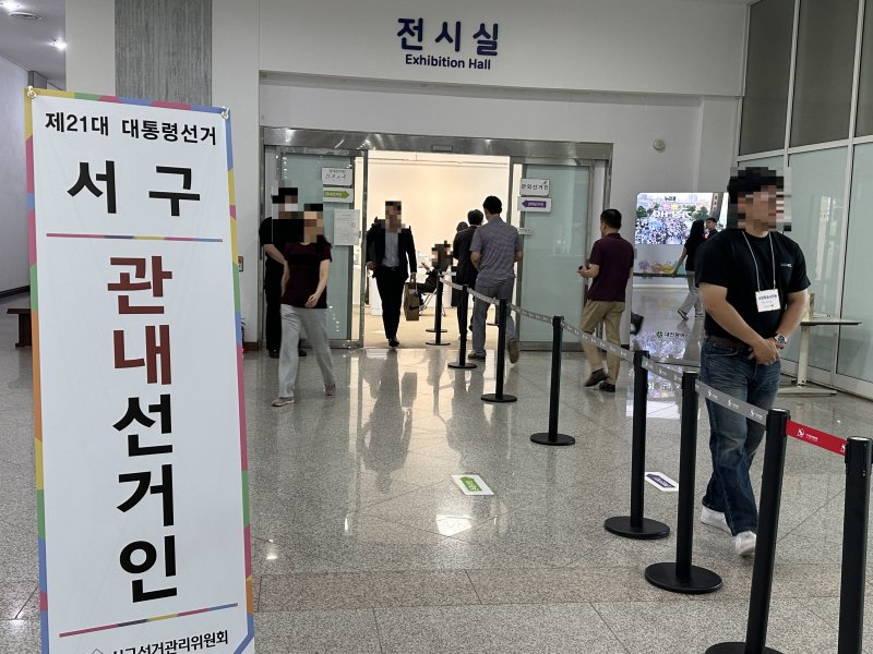 [대전=뉴시스] 김도현 기자 = 제21대 대통령선거 사전투표가 실시되는 29일 오전 대전 서구 둔산동 대전시청 1층에 설치된 사전투표소에서 투표를 하기 위해 시민들이 투표소로 향하고 있다. 2025.05.29. kdh1917@newsis.com