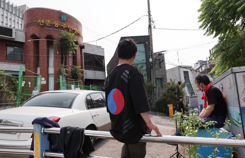 제21대 대통령 선거 사전 투표 둘째 날인 30일 오전 서울 서대문구 구 신촌동 주민센터에 마련된 신촌동 사전투표소에서 부정선거를 주장하는 유튜버들이 스마트폰으로 영상을 촬영하고 있다. 전날 이 투표소에서 투표용지가 외부로 반출되는 일이 발생해 중앙선거관리위원회가 관리부실 책임을 인정하며 대국민 사과문을 발표한 바 있다. 2025.5.30/뉴스1 ⓒ News1 김성진 기자
